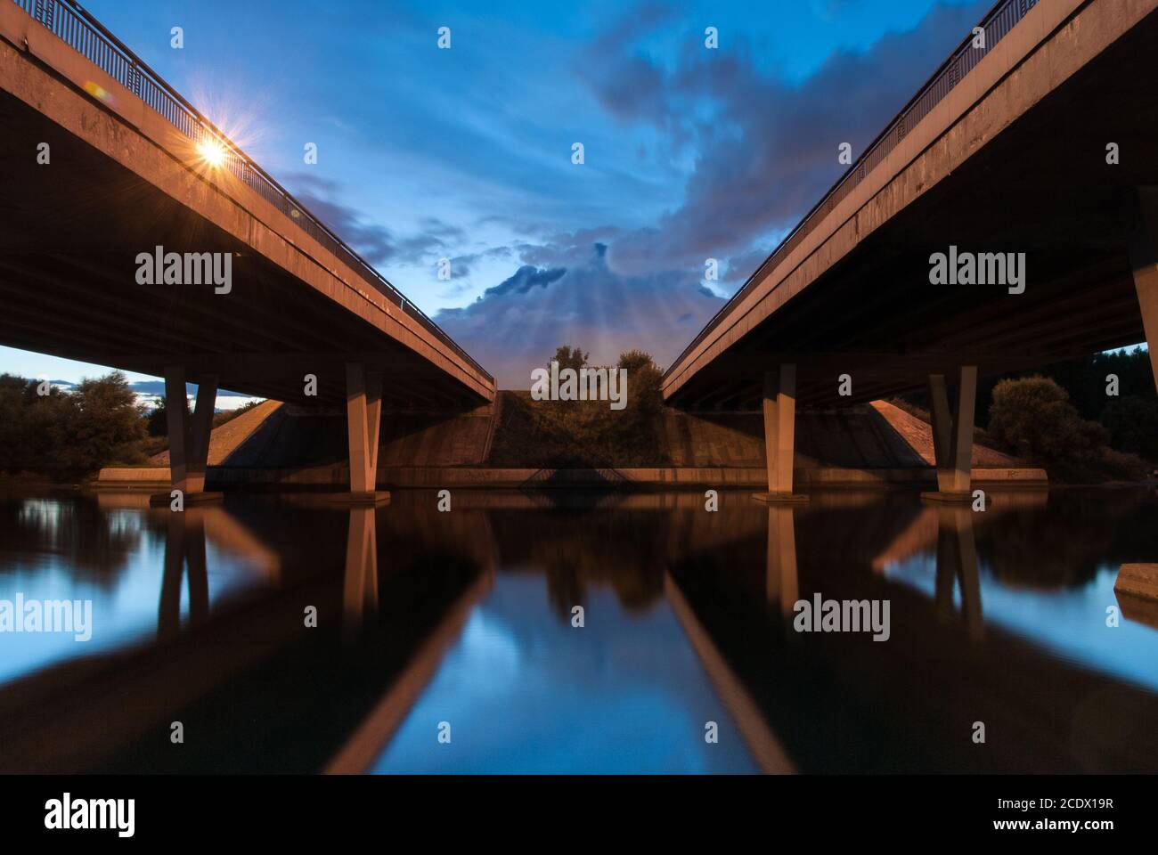 Noch Fluss unter Brücke, Langzeitbelichtung Night Shot Stockfoto