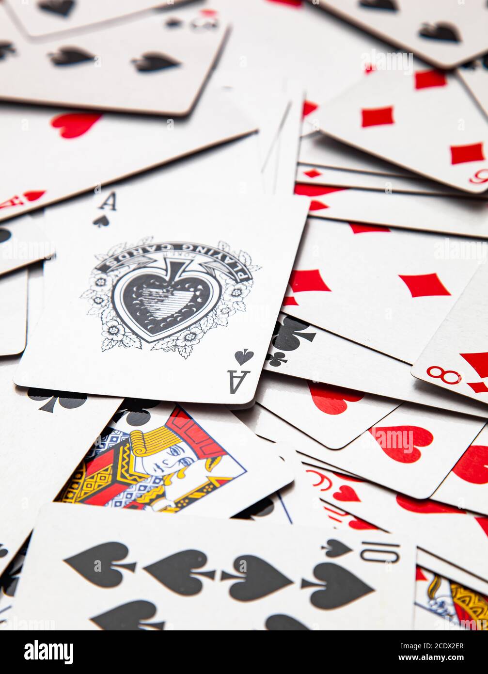 Spielkarten auf einem Schreibtisch verschoben Stockfoto
