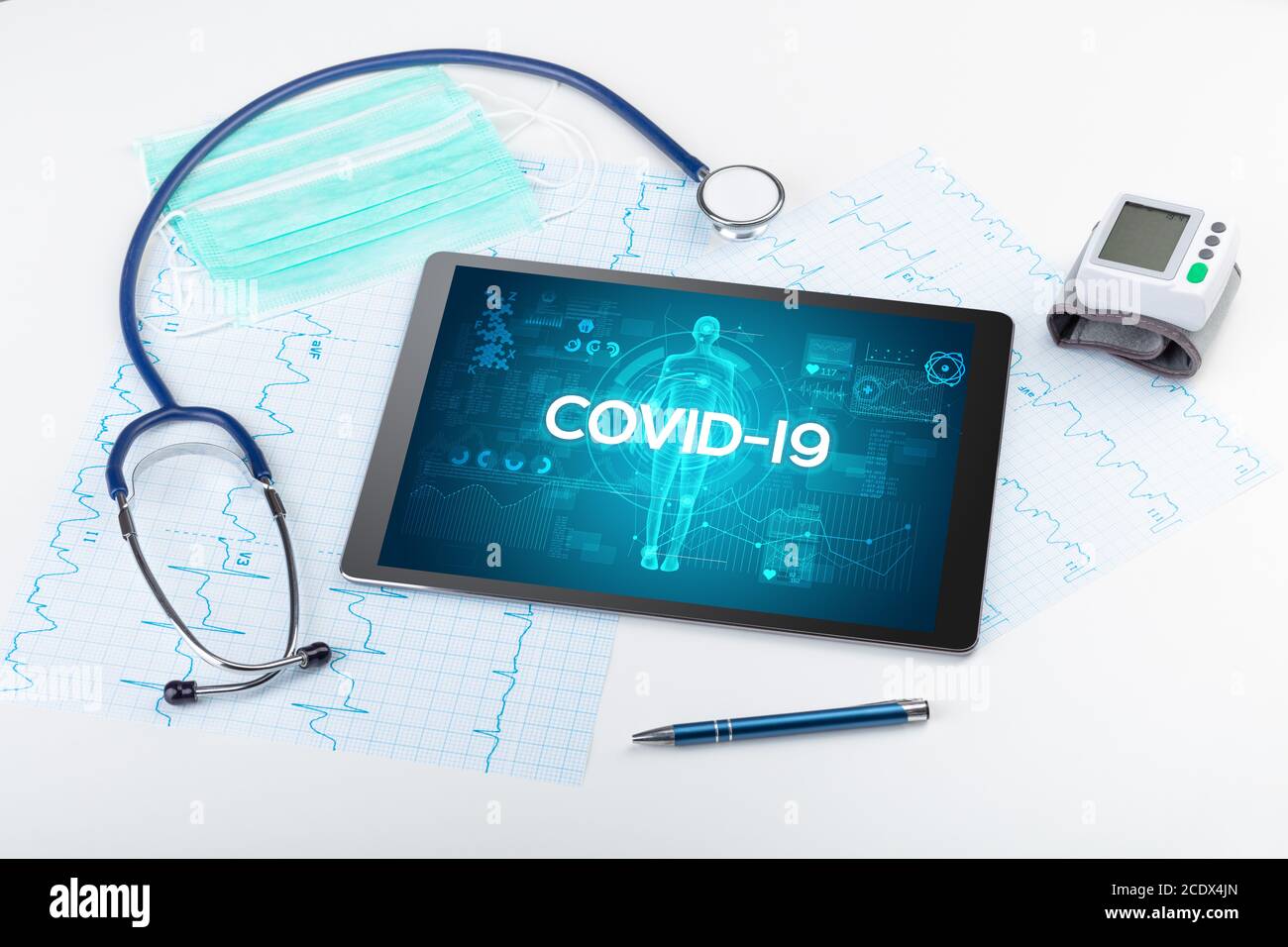 Tablett-pc und Arztwerkzeuge mit COVID-19-Beschriftung, Coronavirus-Konzept Stockfoto