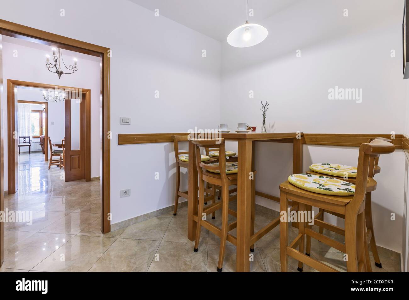 Inneneinrichtung des Eck-Esstisches gegenüber dem offenen Wohnzimmer Stockfoto