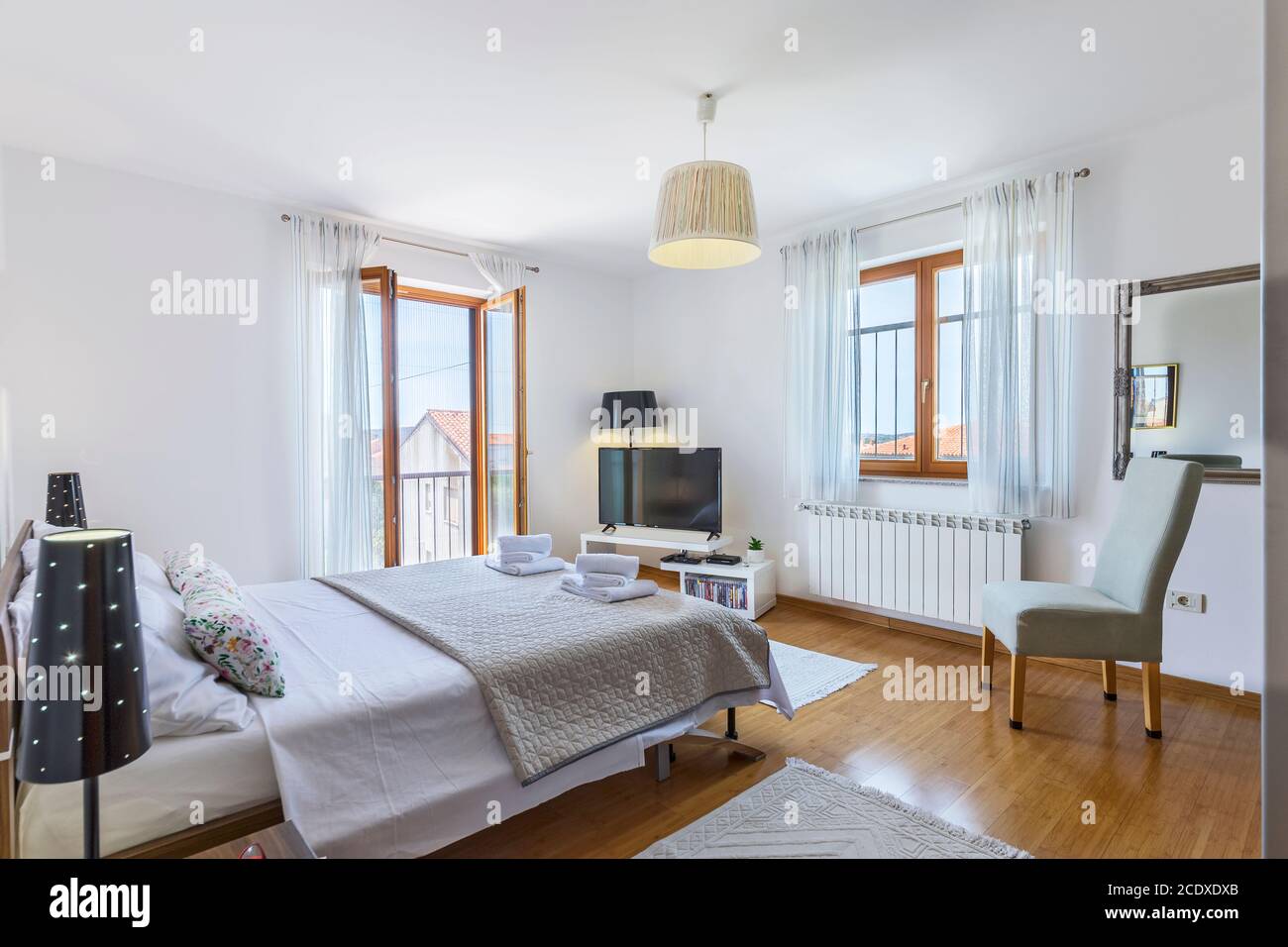 Modernes Schlafzimmer mit Doppelbett Stockfoto
