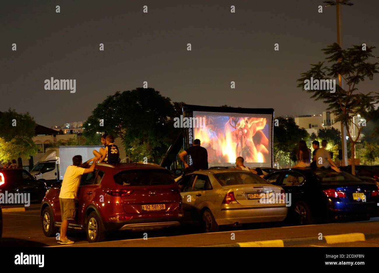 Modifikation. August 2020. Am 29. August 2020 sehen sich die Menschen in einem Drive-in-Kino in der zentralisraelischen Stadt Modiin einen Film an. Das Drive-in-Kino ist eine Initiative der Gemeinde Modiin, um Menschen mit kulturellen Veranstaltungen während der Einschränkungen inmitten der COVID-19 Pandemie zu versorgen. Kredit: Gil Cohen Magen/Xinhua/Alamy Live Nachrichten Stockfoto