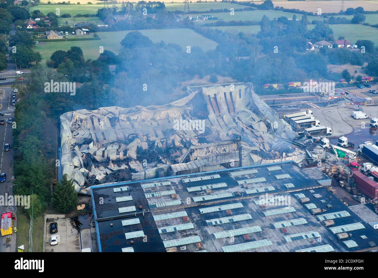 Basildon, Essex, Großbritannien. August 2020. Luftaufnahmen zeigen Schäden an der Kent Foods Limited Factory in der Christopher Martin Road, nachdem gestern Abend ein großes Feuer durch das Gebäude gerissen wurde. Quelle: Ricci Fothergill/Alamy Live News Stockfoto