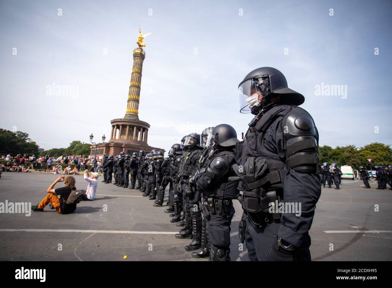 Berlin, Deutschland. August 2020. Polizeibeamte stehen vor der Siegessäule in einem Protest gegen die Corona-Maßnahmen. Quelle: Christoph Soeder/dpa/Alamy Live News Stockfoto