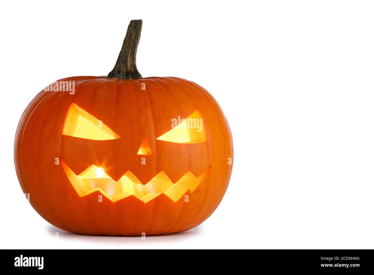 Glühend wütend Halloween Kürbis isoliert auf weißem Hintergrund Stockfoto