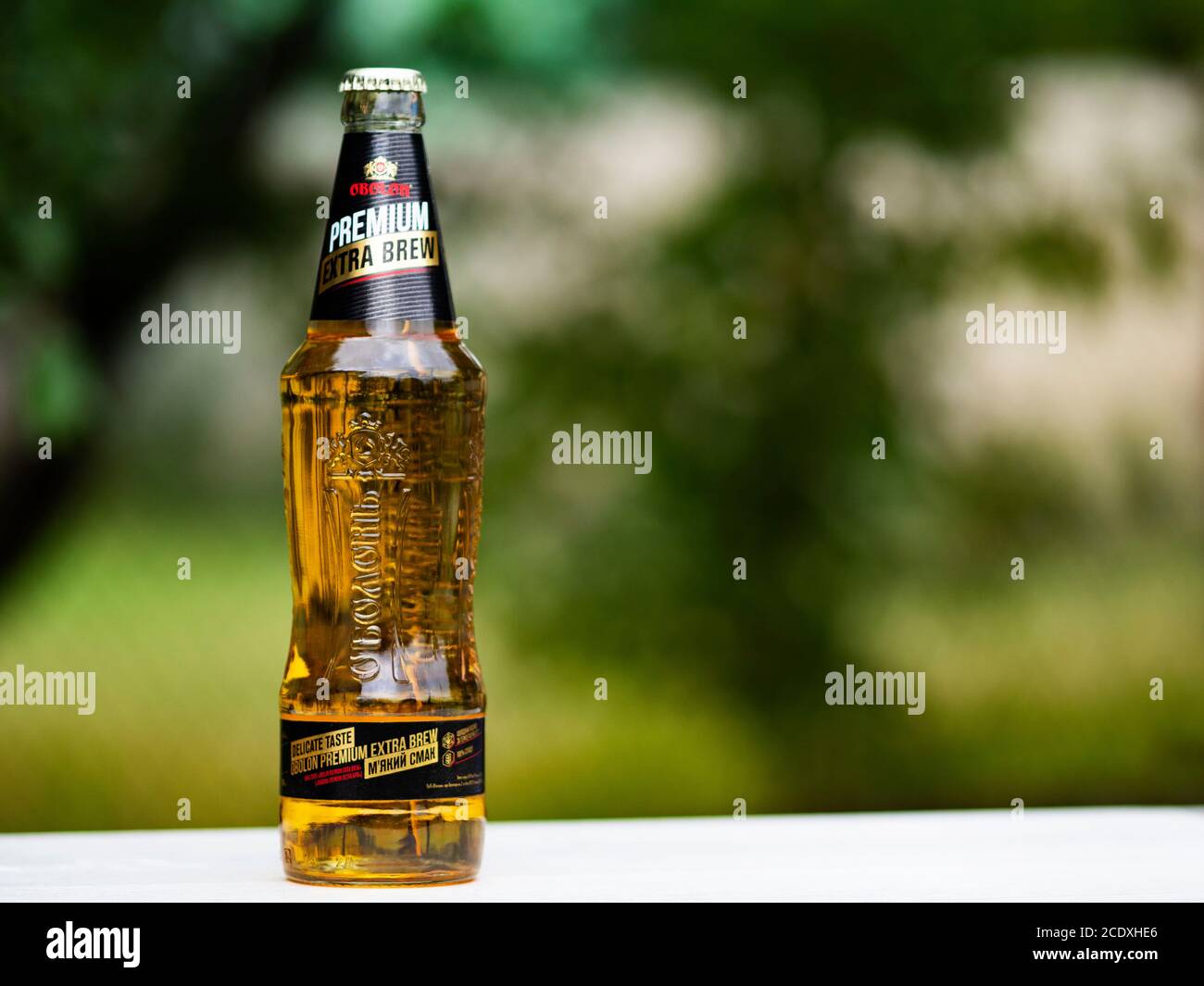 Ukraine. August 2020. In diesem Foto Illustrationen Obolon Premium Bierflasche im Freien gesehen. Kredit: Igor Golovniov/SOPA Images/ZUMA Wire/Alamy Live Nachrichten Stockfoto