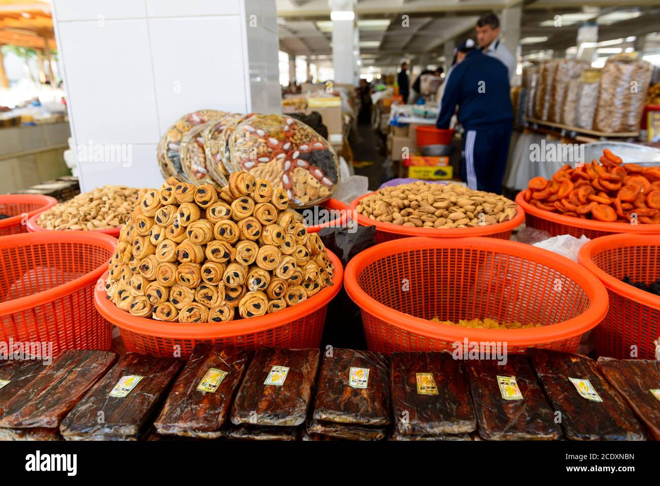 Usbekische lokale Süßigkeiten auf dem Markt von Samarkand, Usbekistan verkauft Stockfoto