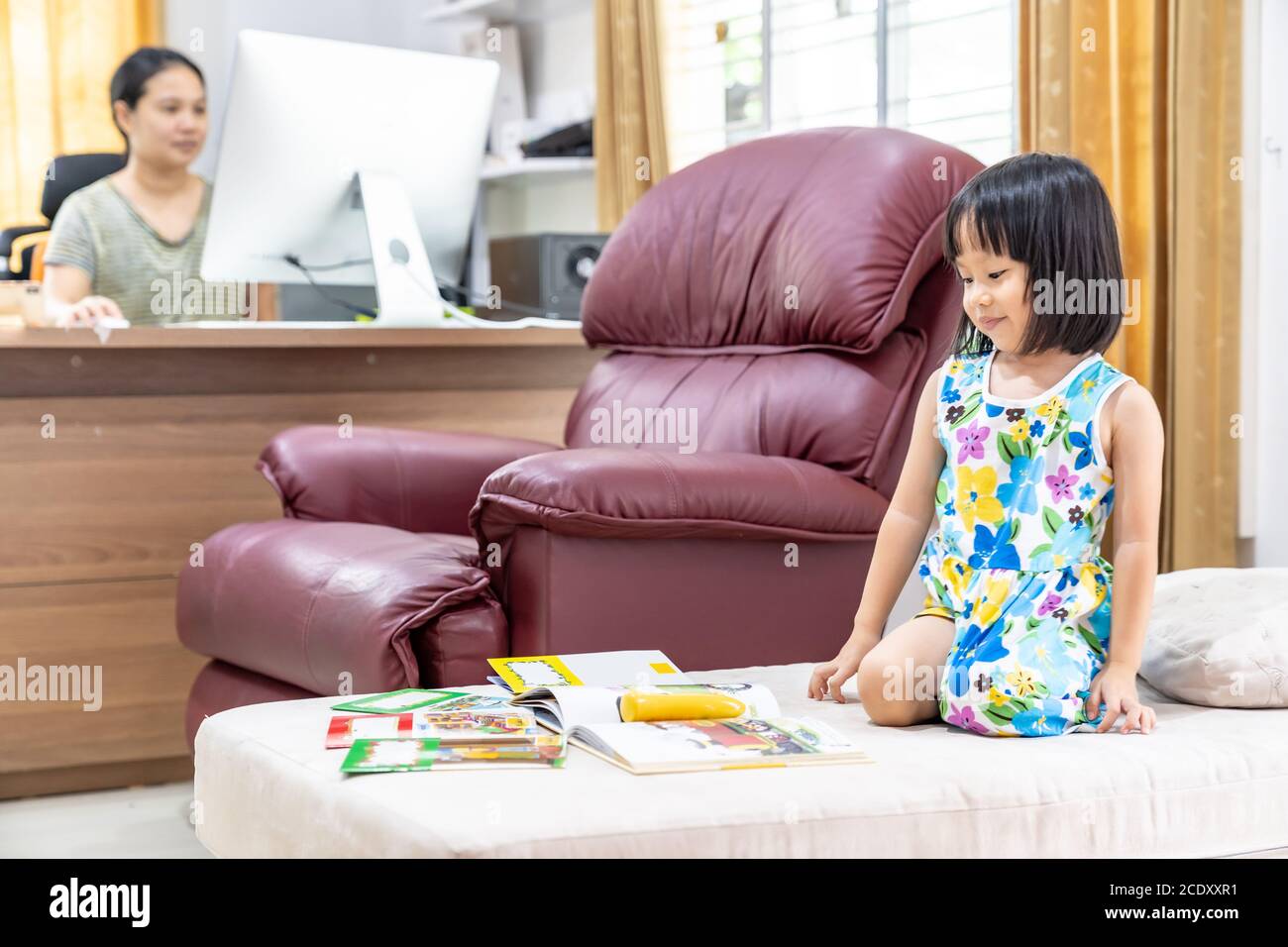 Zu Hause Schulbildung Lesen Stockfoto