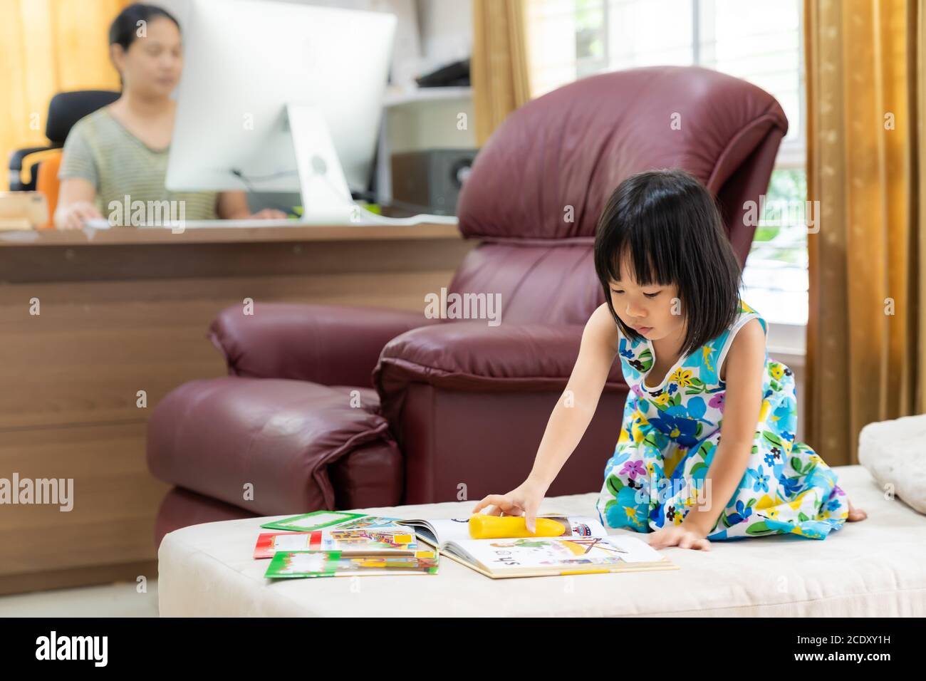 Zu Hause Schulbildung Lesen Stockfoto
