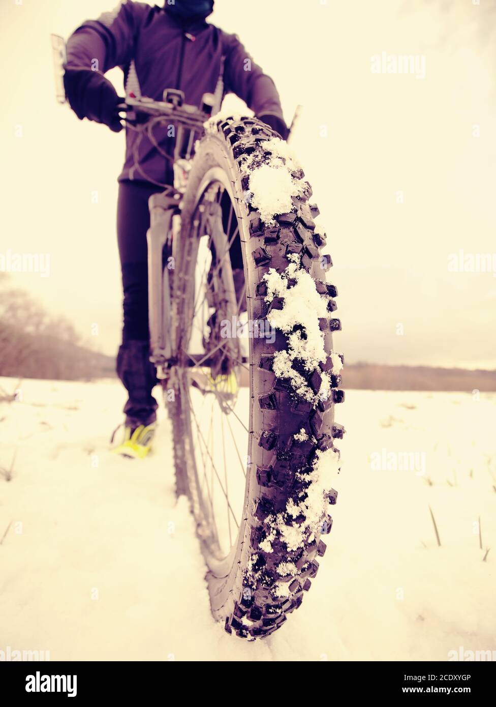 Radfahrer Mann mit Winterrad bleibt im Schnee. Winter extrem sportliches Konzept. Stockfoto