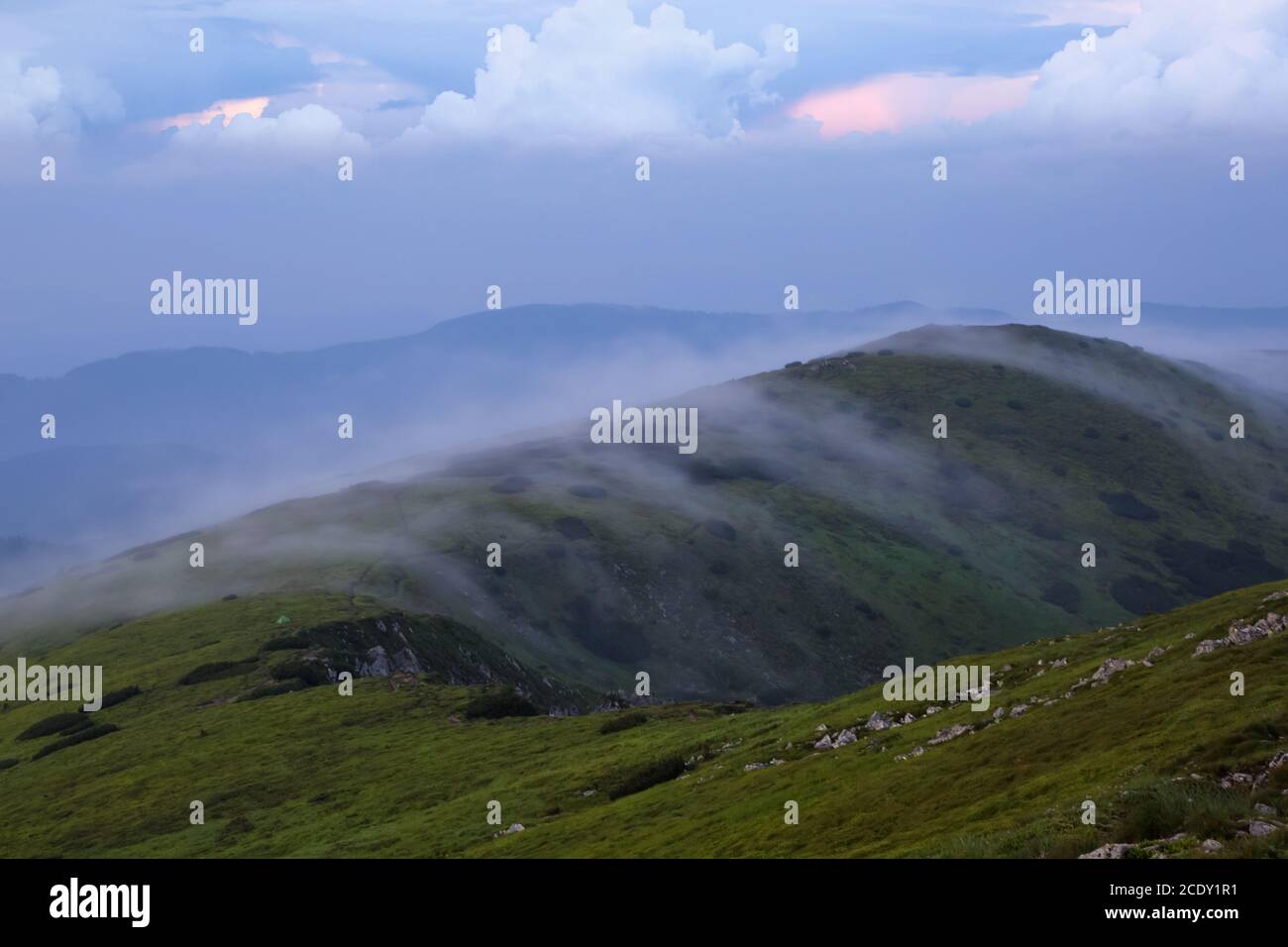 Landschaft mit hohen Bergen. Erstaunlicher nebliger Sommermorgen. Der frühe Morgennebel. Ein Ort zum Entspannen im Karpaten-Park, Ukraine, Europa. Natürlich Stockfoto