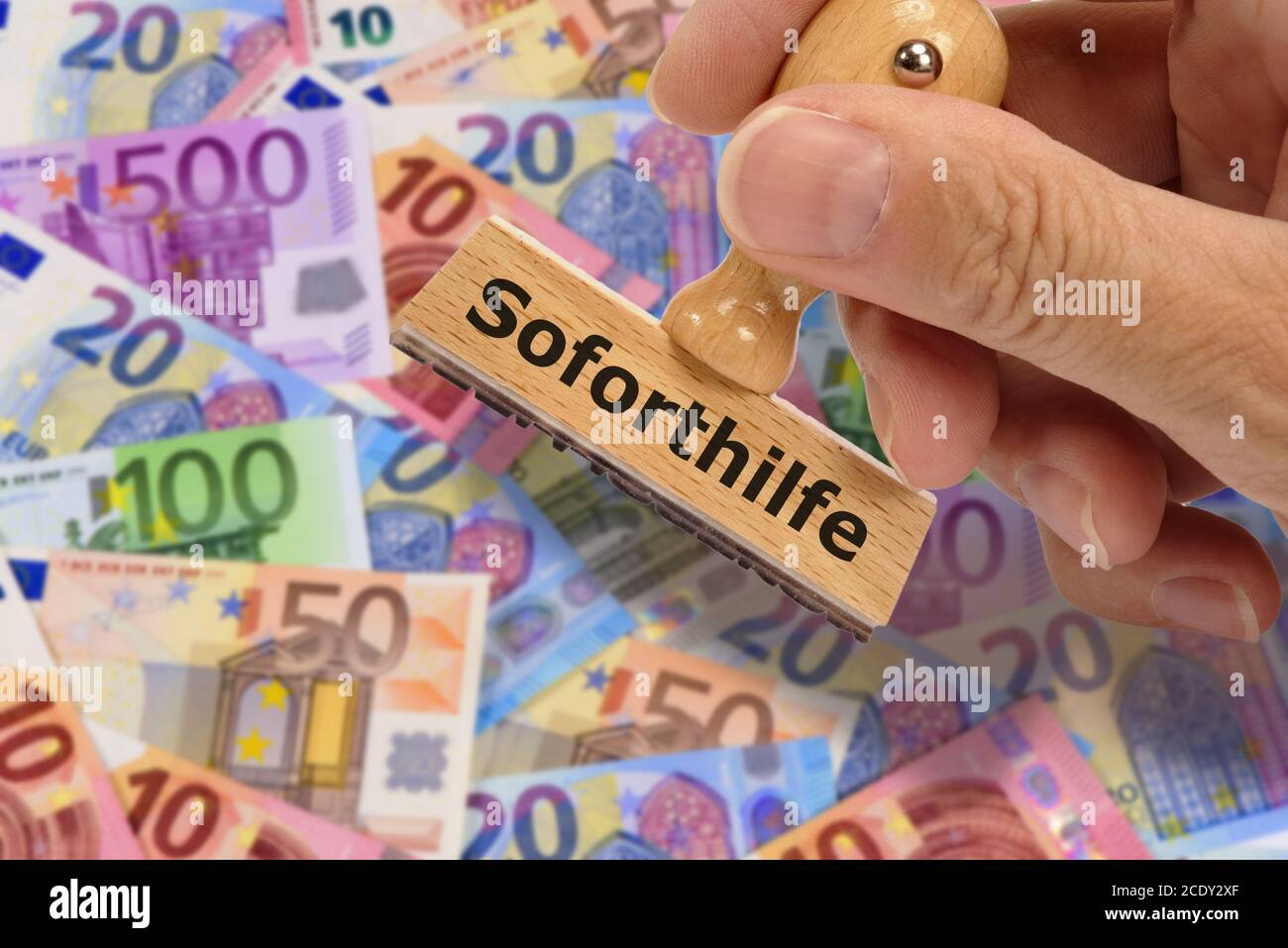 Finanzielle Hilfe mit Geld und Anleihen gegen Corona-Krise Stockfoto