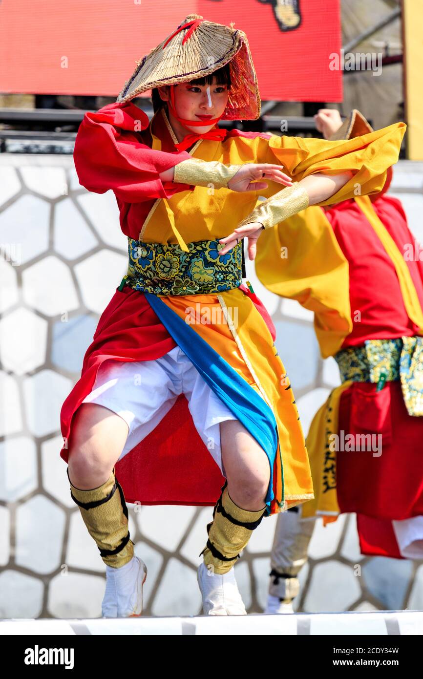 Nahaufnahme einer jungen Japanerin auf der Bühne in Yukata-Tunika und Bauernstrohhut beim Kyusyu Gassai yosakoi Festival in Japan. Stockfoto