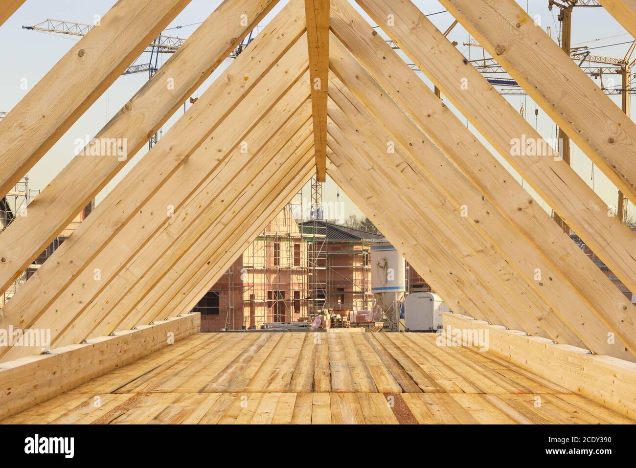 Baustelle mit Dachbalken an der Spitze eines neu Haus gebaut Stockfoto