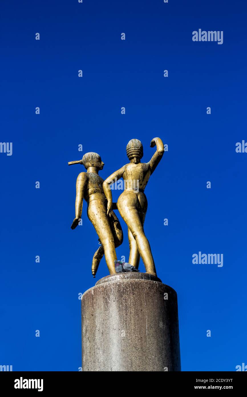 Tanzendes Paar auf dem Hermann-Platz in Berlin Stockfoto