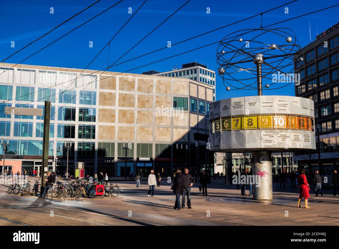 Alexanderplatz mit Weltuhr in Berlin, Deutschland Stockfoto