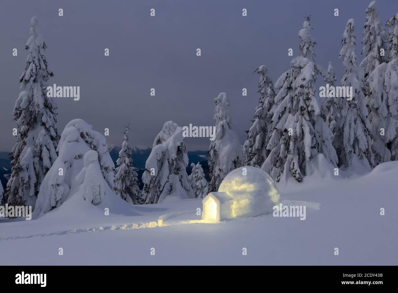 Nacht Winter Berglandschaften. Iglu steht auf dem verschneiten Rasen. Haus mit Licht. Lage Ort der Karpaten, Ukraine, Europa. Stockfoto