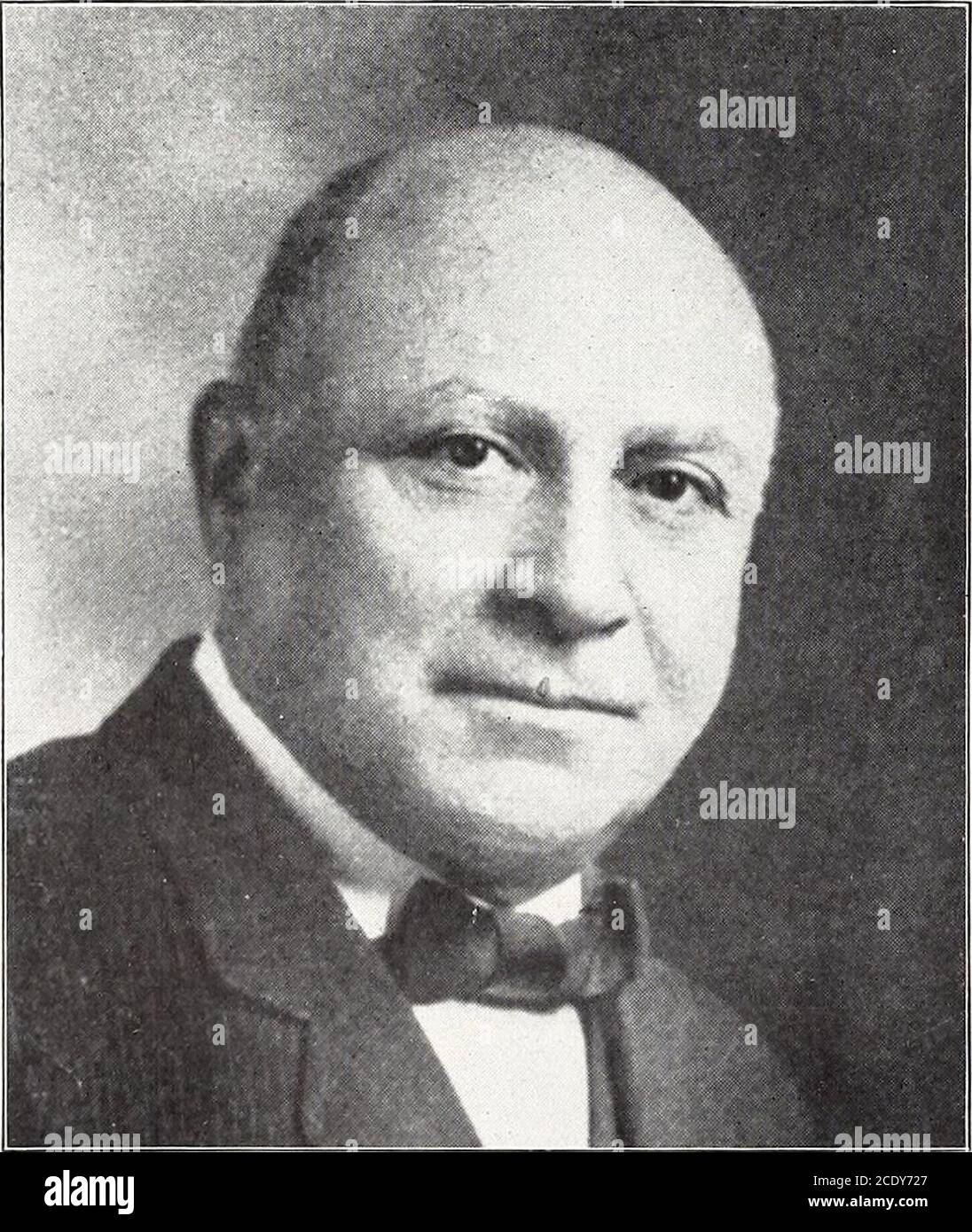 . Bemerkenswerte Männer von Illinois & ihr Staat . PETIT, ADELORJ.,^ Richter des Circuit Court, Chicago; B. Chicago, 12. Juli 1868; s/-Adelor D. und Mary E. (Nate) Petit; besuchte Gymnasium und High Schools und Business College in Chicago; LI & gt;.B., Lake Forest University, 1893; Privatsecty. An Bürgermeister von SpringValley, 111., 1888; Mgr. Immobilien und Darlehen Geschäft J. H. Norton & Co., 1888-92; in der Praxis der Rechtswissenschaften seit 1893; Meister in der Kanzlei, Kreisgericht des Komitats Cook, 1902 bis zum Zeitpunkt der Wahl zur kommunalen Gerichtsbank, 1907; gewählter Richter des Kreisgerichts für die auslaufen1915; repub.;!offlce. Bezirksgebäude V Stockfoto