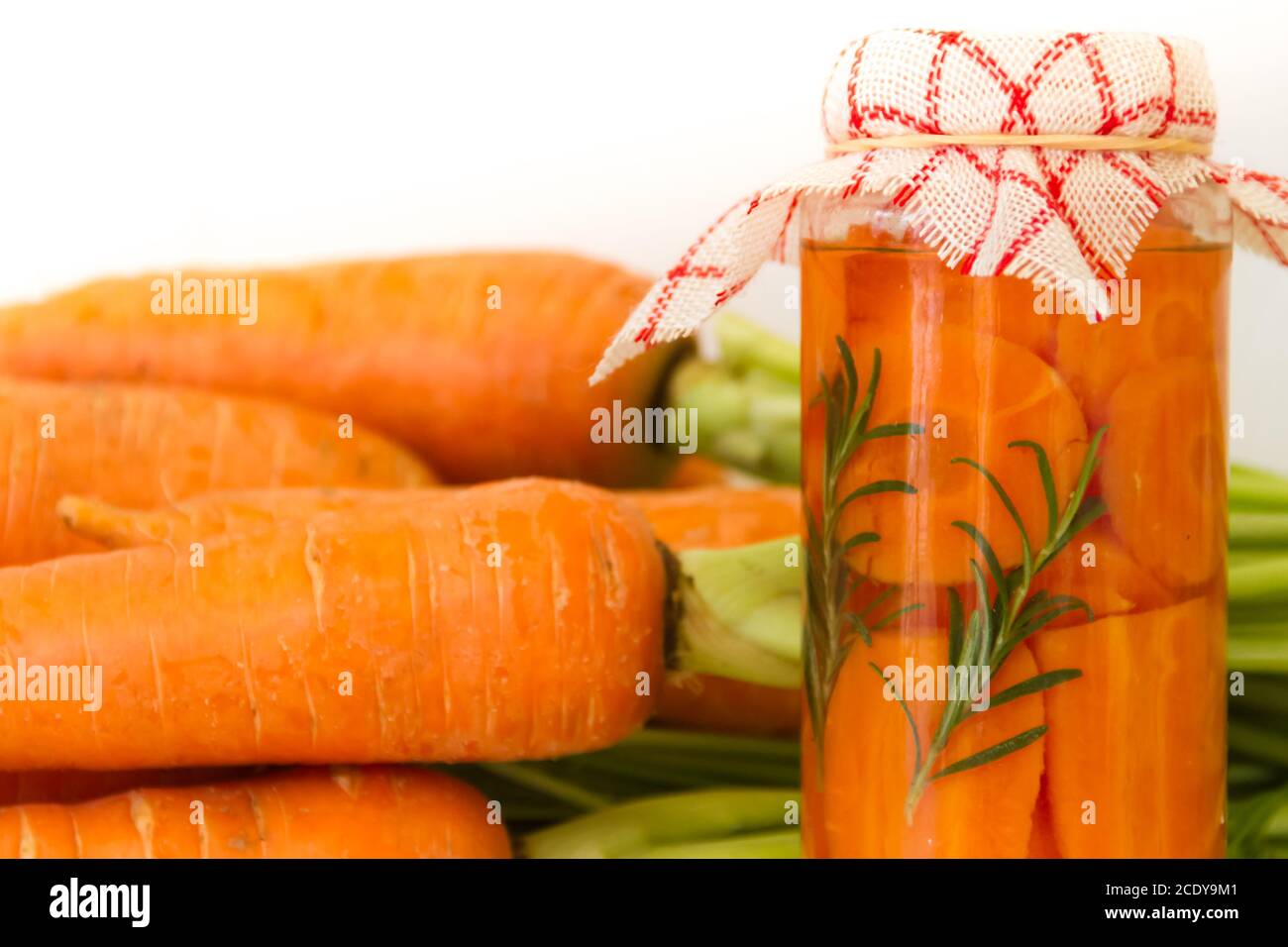 Handwerkliche Herstellung von Beizen frische Bio Karotten Stockfoto