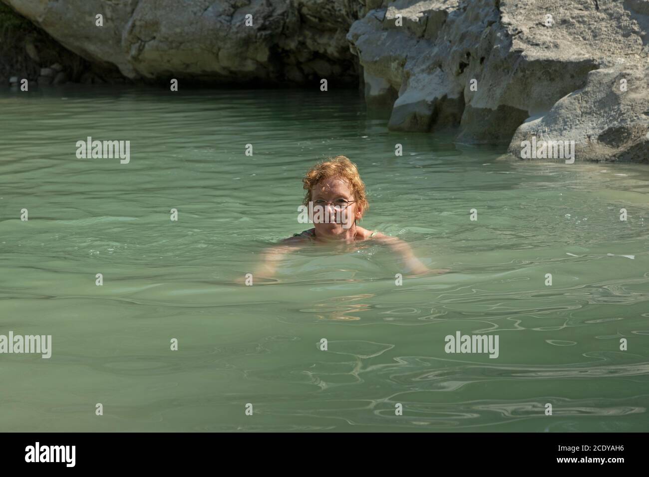 Frau Baden in Kalksteinbecken, Fluss Mirna, Kotli, Istrien, Kroatien Stockfoto