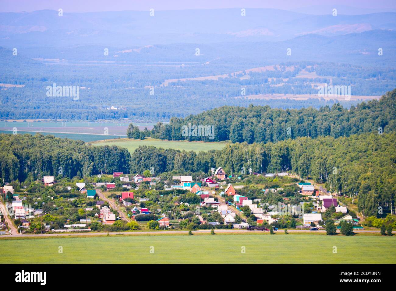 Blick auf das Dorf und Kiefernwälder vom Tschaskowskij Kamm. Uralgebirge. Öko-Tourismus und Wanderkonzept. Stockfoto