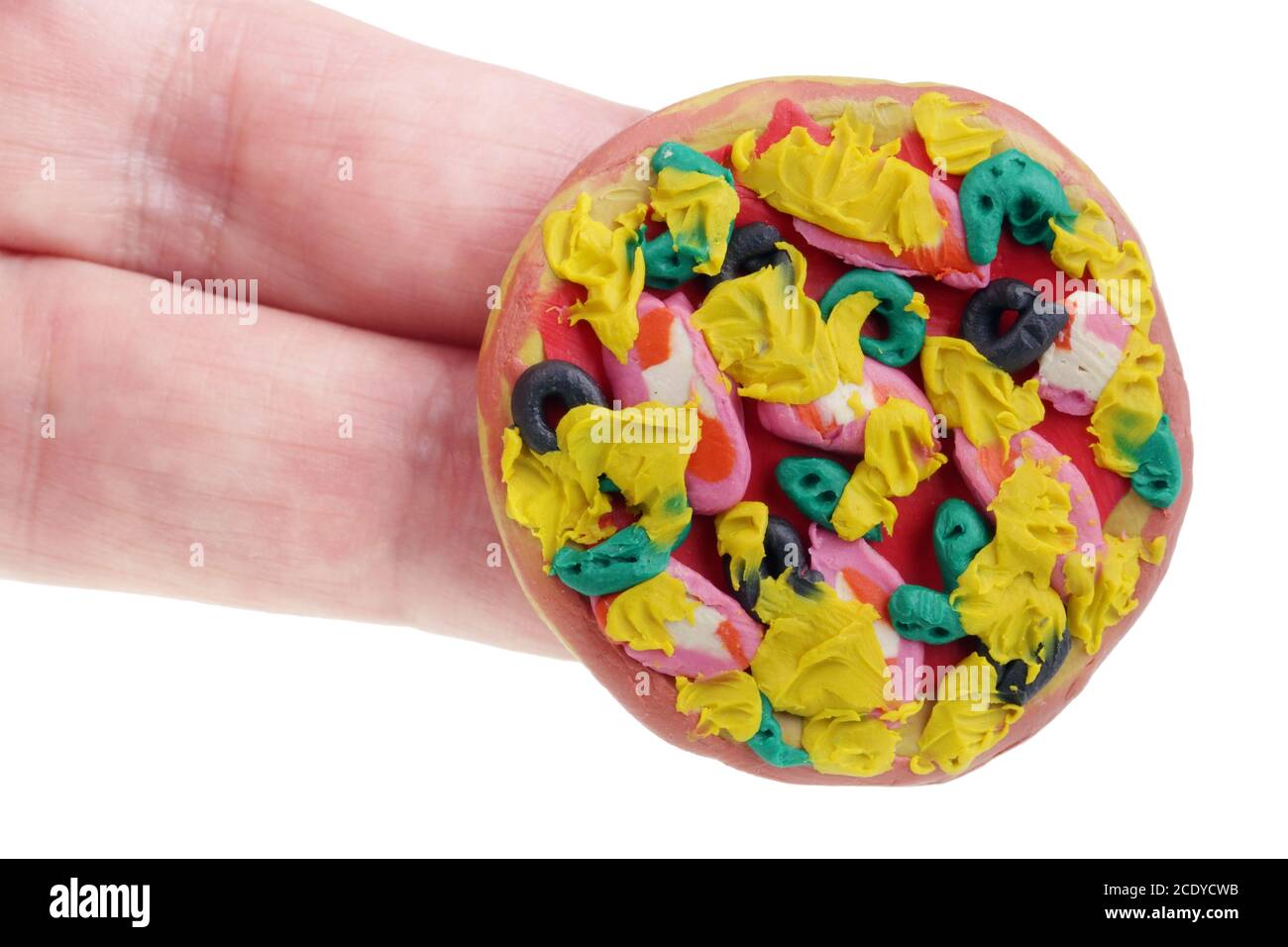 In Zukunft werden wir dieses Konzept essen. Mini-Pizza aus Lehm-Plastilin auf Finger isoliert Stockfoto
