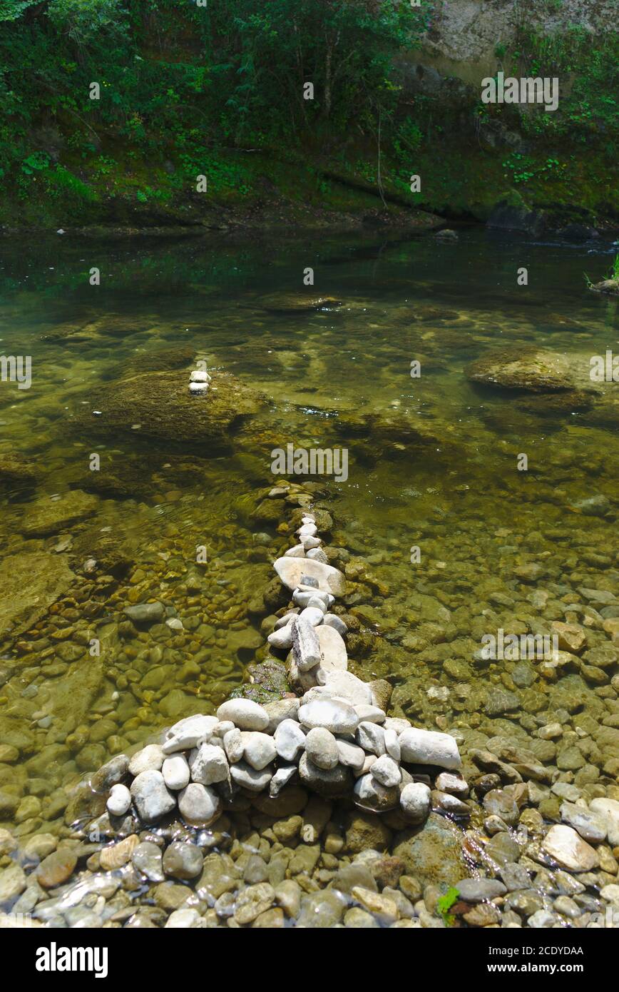 Blick auf das transparente Wasser der Bourne in Isère, Frankreich Stockfoto