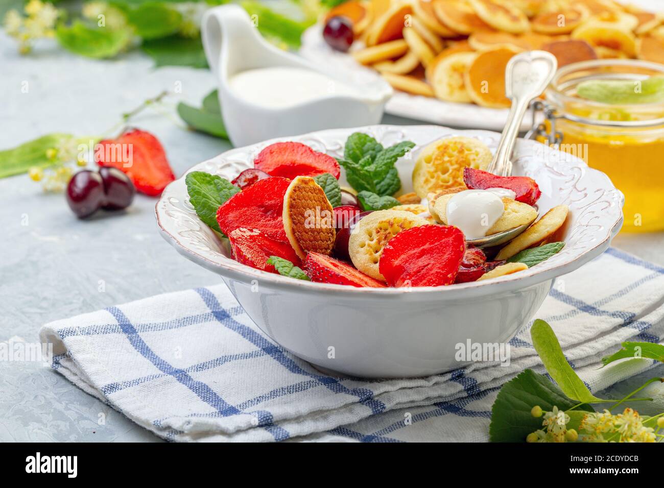 Pfannkuchen Porridge aus winzigen Pfannkuchen. Stockfoto