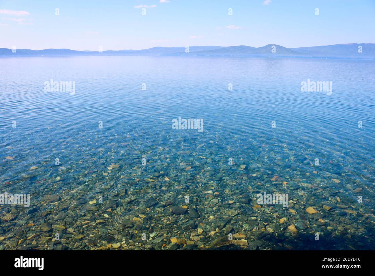 Transparentes Wasser des Turgoyak Sees, Russland. Kristallklares Wasser des Sees. Flachwasser Stockfoto