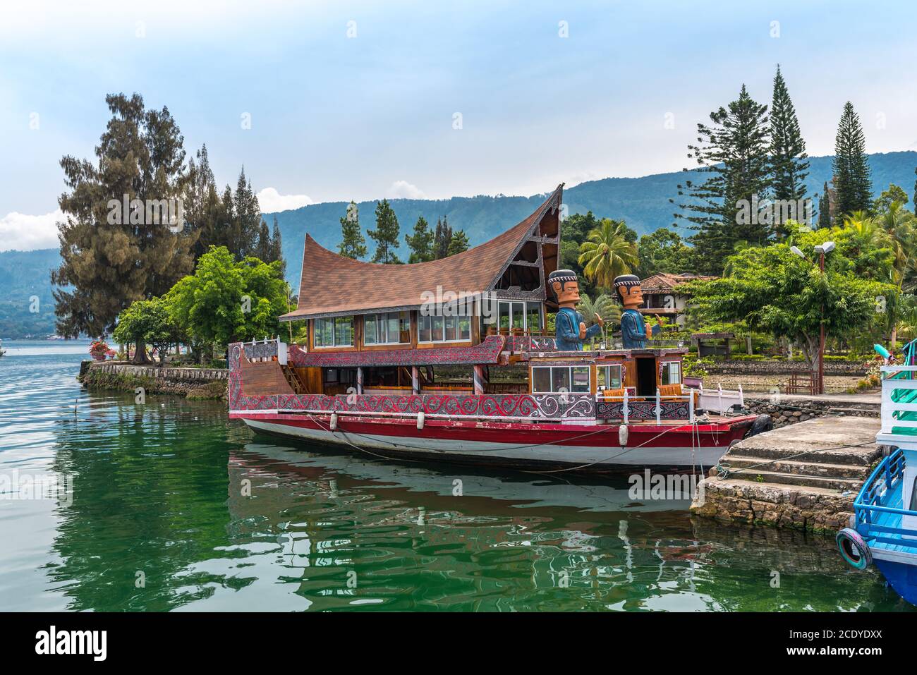 Boot mit Riesenfiguren auf dem Toba-See auf Sumatra Stockfoto