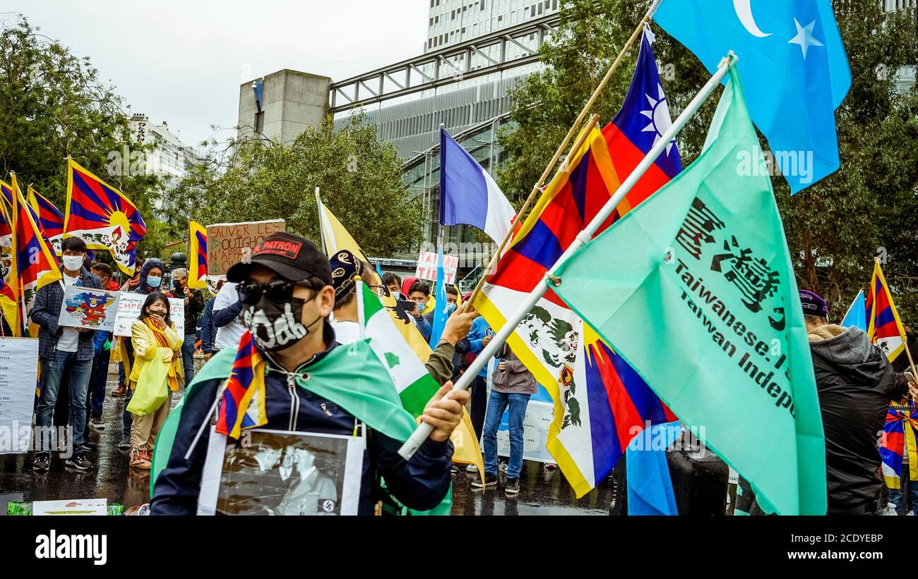 Tibeter, Uiguren, Taiwanesen, Vietnamesen, Hongkong und Unterstützer versammelten sich, um gegen den chinesischen Außenminister Wang Yi in Paris zu protestieren Stockfoto