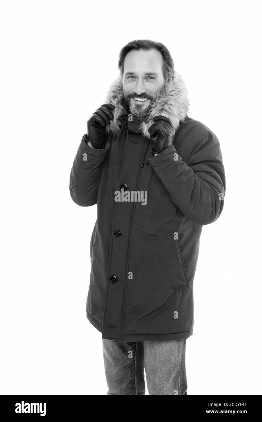 Maskulines Hobby. Bequemes Outfit. Reifer Mann warm Jacke weiß Hintergrund. Erkundung polarer Regionen. Winterziele. Winterangeln. Polarforscher. Winterbekleidung. Winter-Outfit. Stockfoto