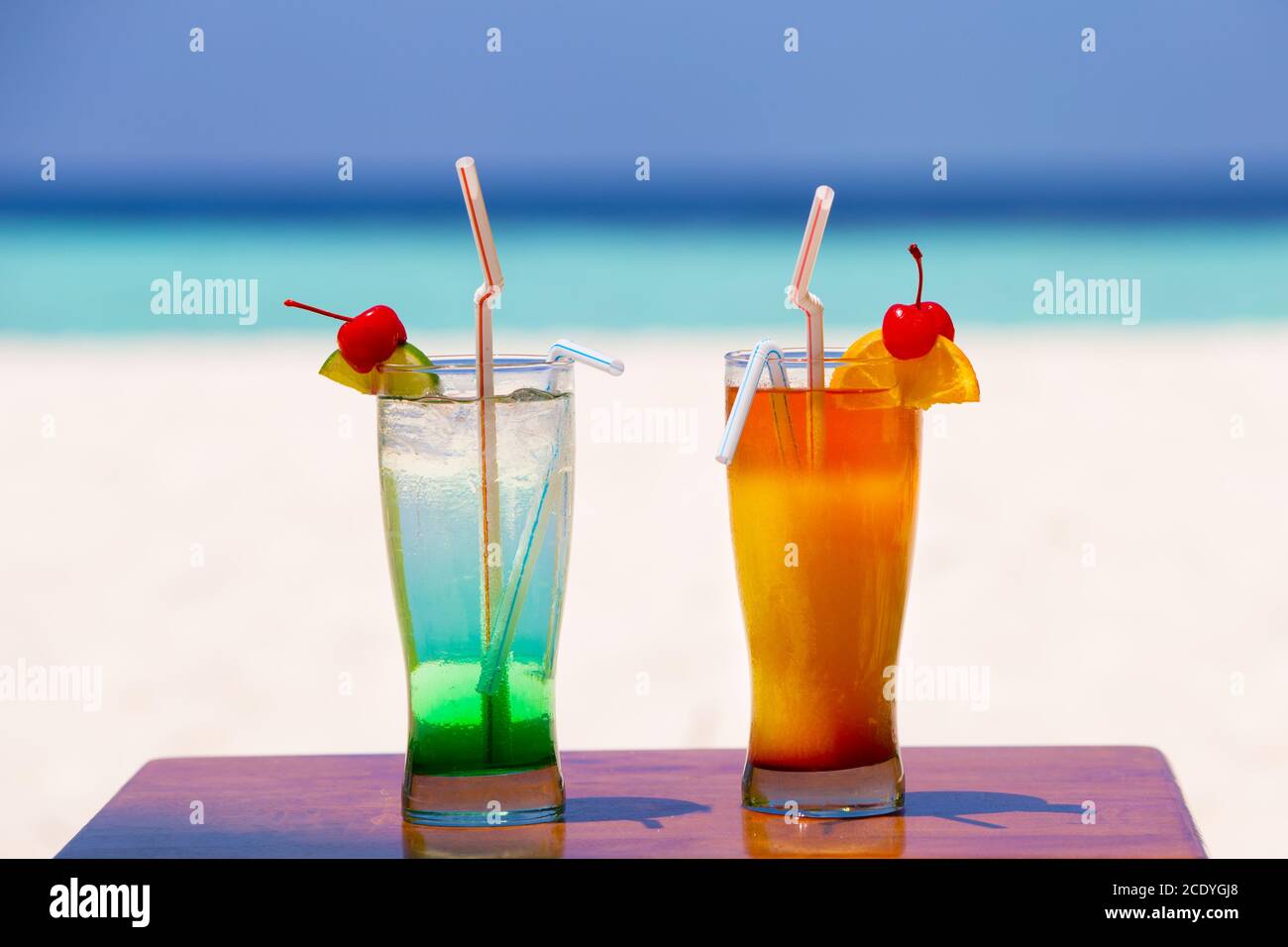 Zwei bunte Cocktails am Strand einer Insel, Malediven Stockfoto