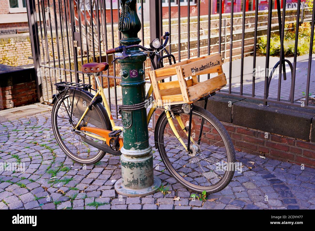 Ein Fahrrad mit Holzkorb in einer schönen alten Backstreet mit  Kopfsteinpflaster in der Altstadt von Düsseldorf Stockfotografie - Alamy