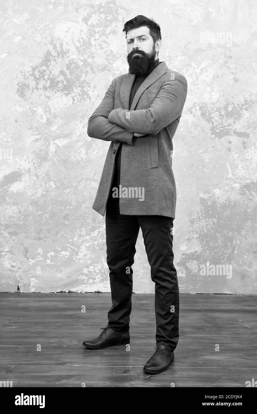Handsome Macho. Brutal Hipster. Männliche Mode und Schönheit. Voller Vertrauen. Geschäftsmann tragen Casual Outfit. Handsome Mann tragen Jacke. Stilvolle Kerl hat langen Bart. Bärtige Männer mit trendigen Look. Stockfoto