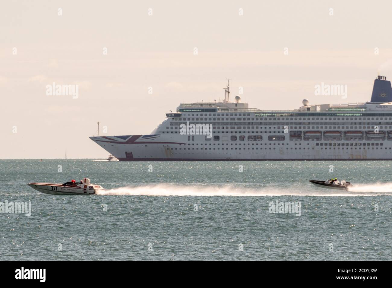 Bournemouth, Großbritannien. Sonntag, 30. August 2020. Die britische Offshore-Motorbootsaison beginnt am Hafen von Poole und sieht Motorboote an einem sonnigen Sonntag im August über die Küste von Bournemouth fahren. Die United Kingdom Offshore Racing Association (UKOPRA) organisierte Veranstaltung wird von Menschenmassen am Strand beobachtet. Kredit: Thomas Faull/Alamy Live Nachrichten Stockfoto