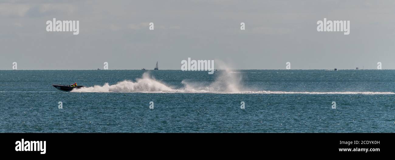 Bournemouth, Großbritannien. Sonntag, 30. August 2020. Die britische Offshore-Motorbootsaison beginnt am Hafen von Poole und sieht Motorboote an einem sonnigen Sonntag im August über die Küste von Bournemouth fahren. Die United Kingdom Offshore Racing Association (UKOPRA) organisierte Veranstaltung wird von Menschenmassen am Strand beobachtet. Kredit: Thomas Faull/Alamy Live Nachrichten Stockfoto