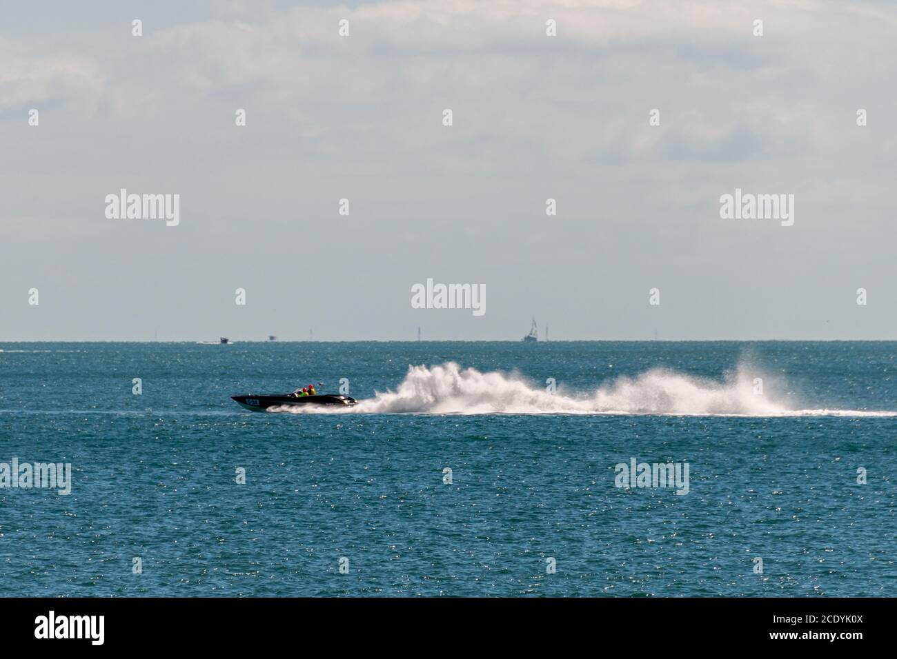 Bournemouth, Großbritannien. Sonntag, 30. August 2020. Die britische Offshore-Motorbootsaison beginnt am Hafen von Poole und sieht Motorboote an einem sonnigen Sonntag im August über die Küste von Bournemouth fahren. Die United Kingdom Offshore Racing Association (UKOPRA) organisierte Veranstaltung wird von Menschenmassen am Strand beobachtet. Kredit: Thomas Faull/Alamy Live Nachrichten Stockfoto