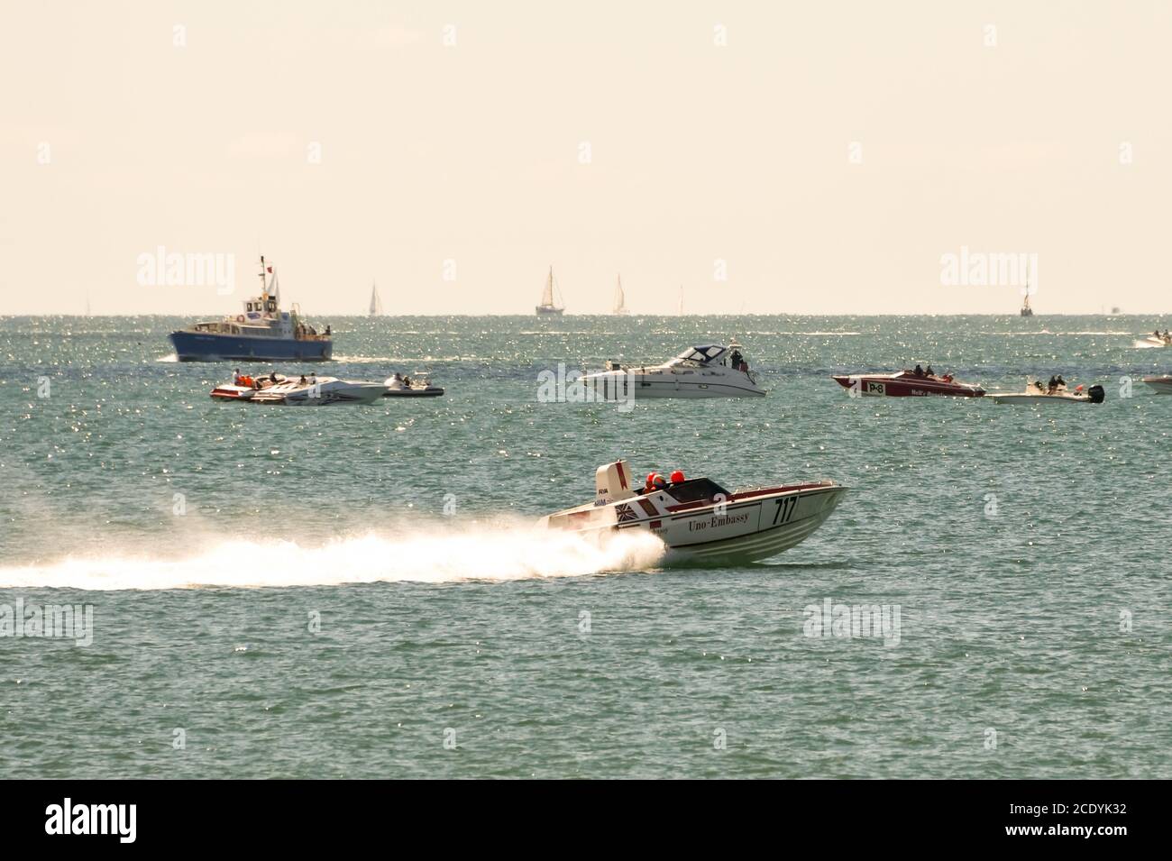 Bournemouth, Großbritannien. Sonntag, 30. August 2020. Die britische Offshore-Motorbootsaison beginnt am Hafen von Poole und sieht Motorboote an einem sonnigen Sonntag im August über die Küste von Bournemouth fahren. Die United Kingdom Offshore Racing Association (UKOPRA) organisierte Veranstaltung wird von Menschenmassen am Strand beobachtet. Kredit: Thomas Faull/Alamy Live Nachrichten Stockfoto