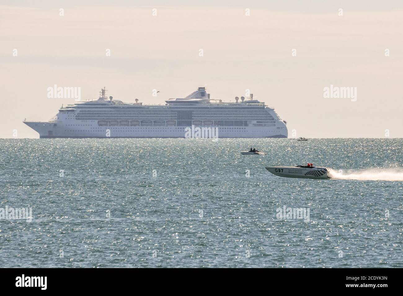 Bournemouth, Großbritannien. Sonntag, 30. August 2020. Die britische Offshore-Motorbootsaison beginnt am Hafen von Poole und sieht Motorboote an einem sonnigen Sonntag im August über die Küste von Bournemouth fahren. Die United Kingdom Offshore Racing Association (UKOPRA) organisierte Veranstaltung wird von Menschenmassen am Strand beobachtet. Kredit: Thomas Faull/Alamy Live Nachrichten Stockfoto