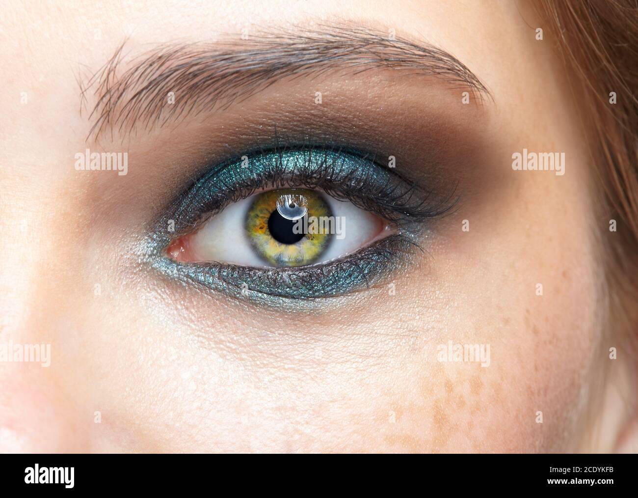 Nahaufnahme eines weiblichen menschlichen Auges. Stockfoto