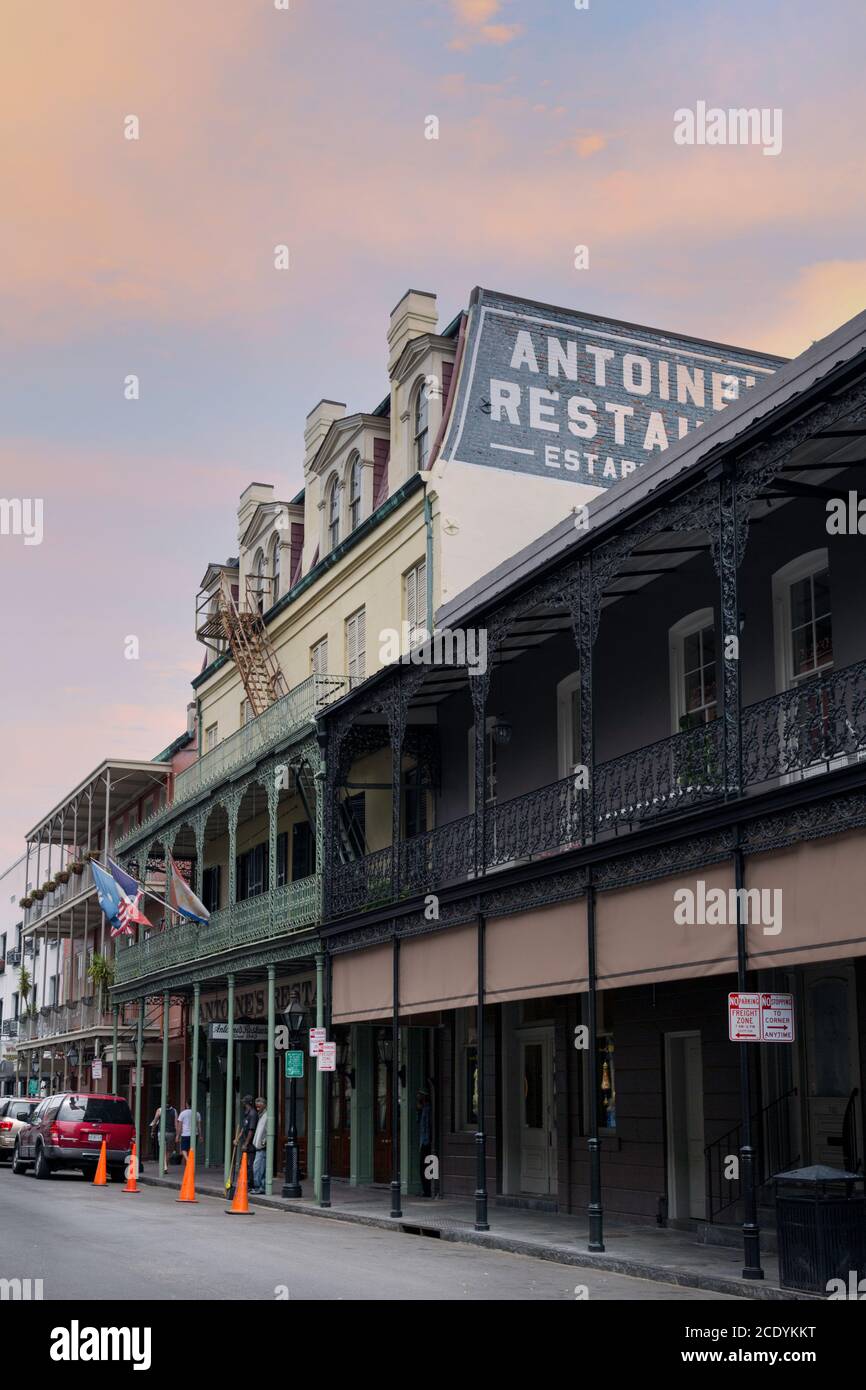 Antoine's Restaurant vor dem Gebäude in der St Louis Street, French Quarter, New Orleans Stockfoto
