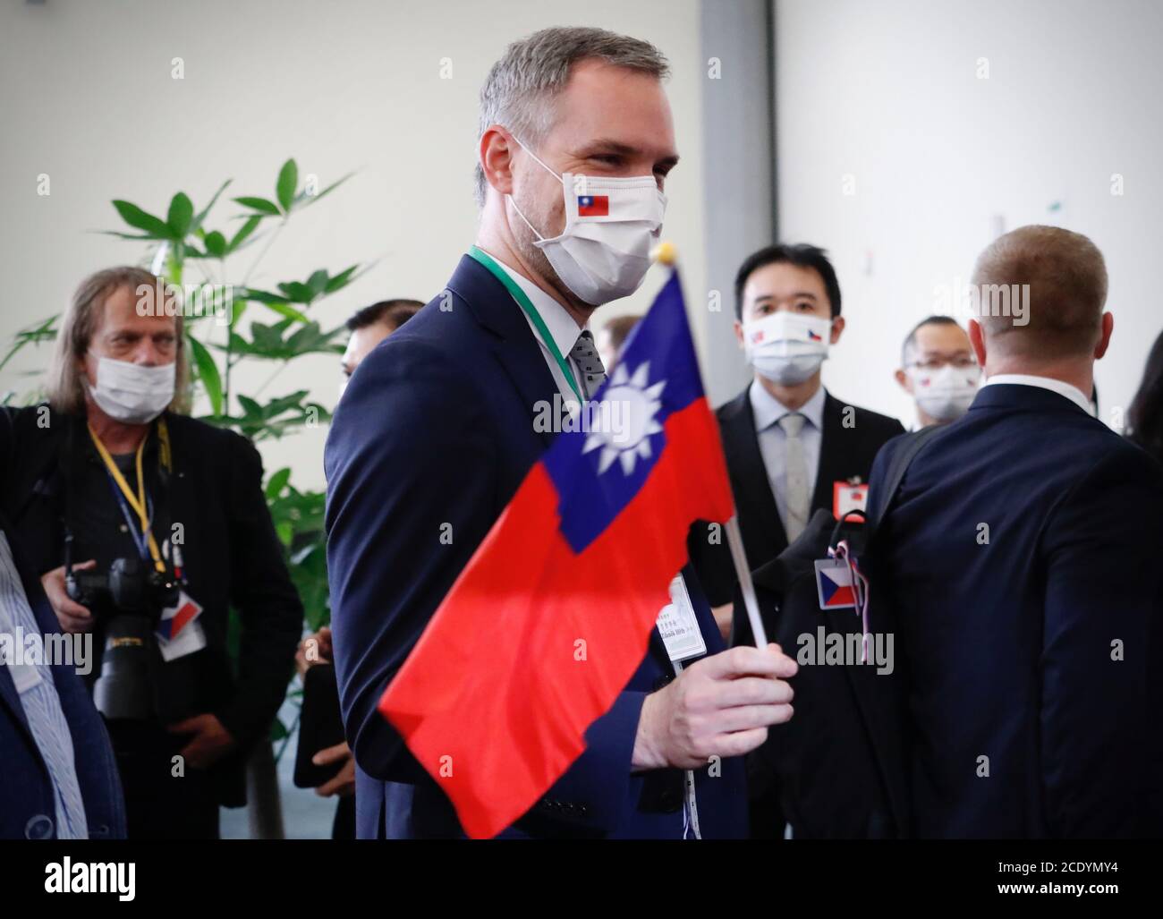 Taiwan. August 2020. Eine offizielle Delegation unter der Leitung von Miloš Vystr?il, Senatspräsident der Tschechischen Republik, kommt nach Taiwan, um die bilaterale wirtschaftliche und kulturelle Entwicklung zu stärken, während sie Außenminister Joseph Wu (rechts) auf dem Taoyuan International Airport, Taoyuan City, Taiwan, am 30. August 2020 begrüßt. (Ceng Shou Yi/ Credit: SIPA USA/Alamy Live News Stockfoto