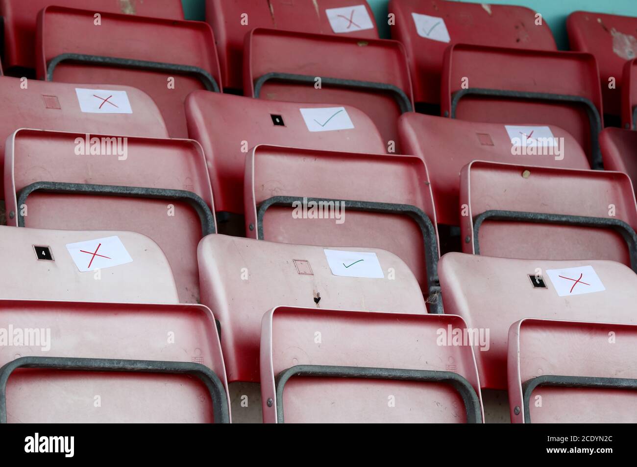 Sitze in den Tribünen, die für den Einsatz während des Vorsaison Freundschaftsspiel im Dripping Pan Stadium, Lewes markiert sind. Stockfoto