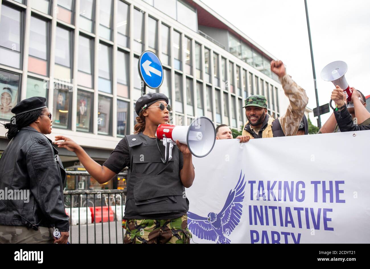 London, Großbritannien. August 2020. Oxford Black Lives Matter Leader Sasha Johnson (Mitte) dirigiert den "Million People march" von Notting Hill zum Hyde Park. Protest gegen Polizeibrutalität in den USA und Großbritannien Kredit: Neil Atkinson/Alamy Live News. Stockfoto
