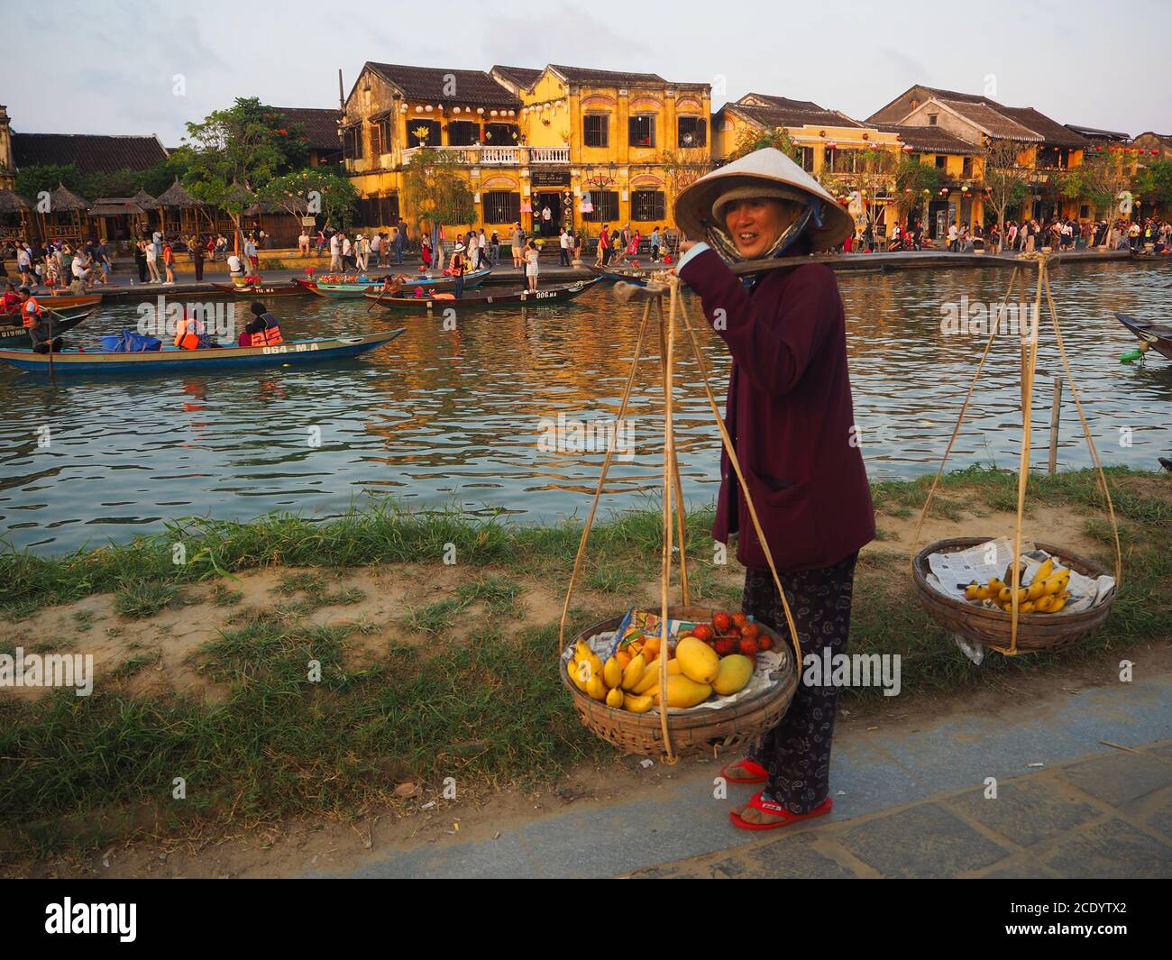 Ein vietnamesischer Obstverkäufer am Ufer des Thu Bon Flusses, Hoi an, Provinz Quang Nam, Vietnam Stockfoto