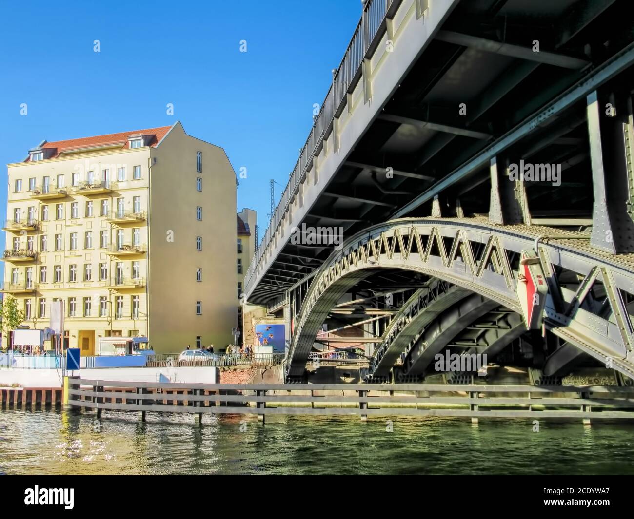 Berlin, Deutschland - 14. November 2019 - Eisenbrücke am Friedrich-Bahnhof Stockfoto