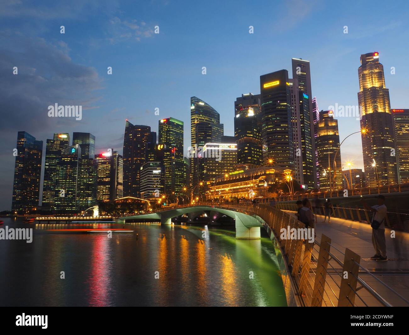 Das Finanzviertel von Singapur in der Abenddämmerung Stockfoto