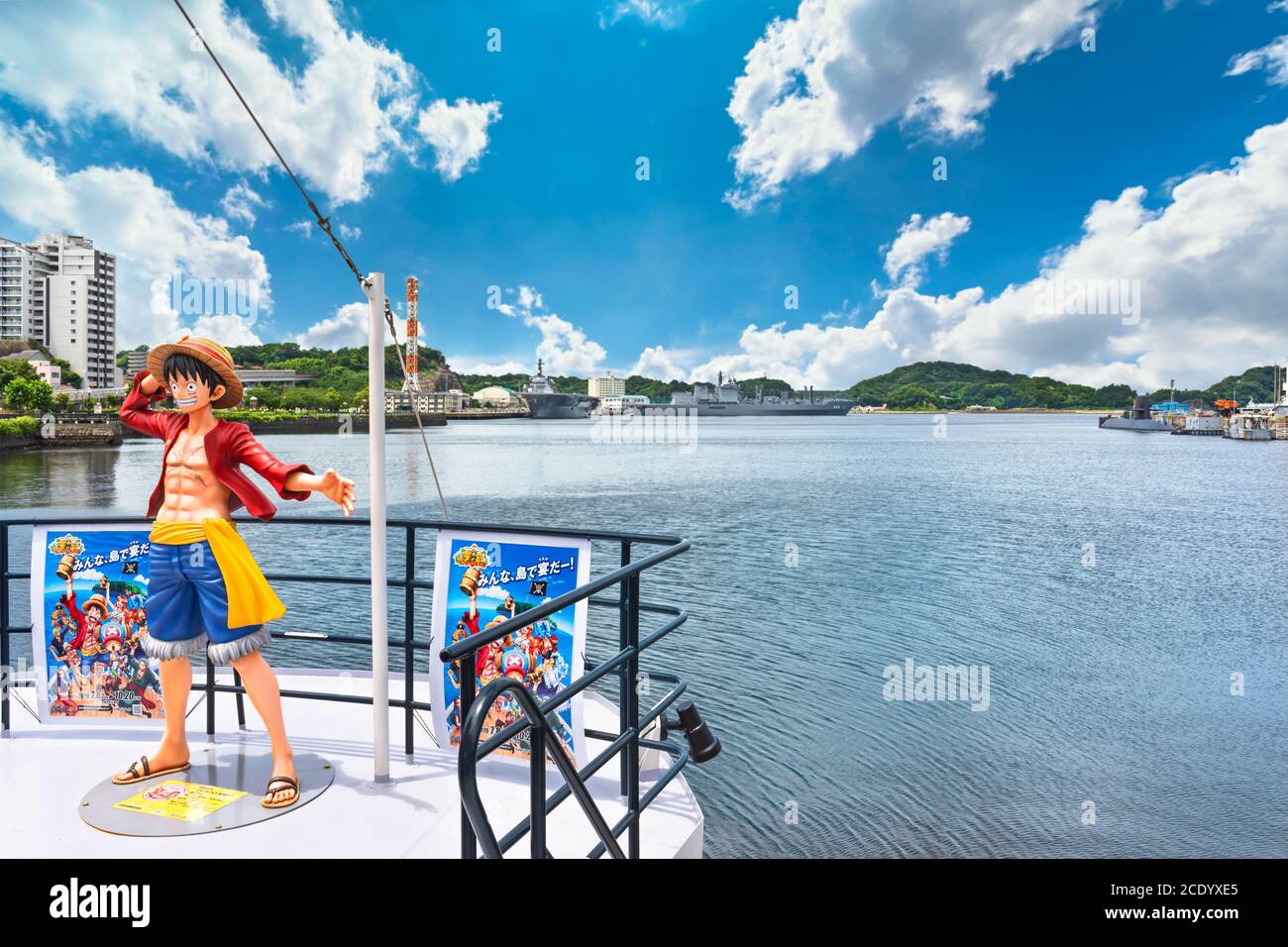 yokosuka, japan - juli 19 2020: Weitwinkelansicht der Echtgröße Figur des Helden Monkey D. Luffy aus dem Manga ein Stück von Eiichiro Oda standin Stockfoto