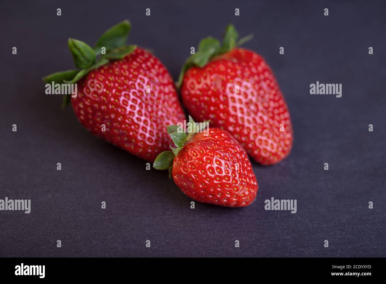 Frische Erdbeeren auf Schiefer Stockfoto